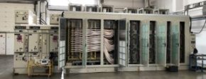 Устройство частотного регулирования скорости электродвигателей серии HCMI с номинальным напряжением питающей сети 10 кВ, номинальной полной мощностью 5250-9000 кВА, выходной мощностью 5000-8500 кВт.